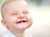 Trẻ bị sâu răng, sún răng, bố mẹ có thể làm gì?